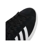 Championes adidas Campus ADV de estilo urbano, confeccionados en gamuza negra con las icónicas tres tiras laterales en blanco. Presentan un detalle en color azul brillante en el talón, suela de goma blanca y el nombre del modelo en letras doradas sobre el lateral.