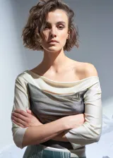 Top de satén lycra color crema con tul elastizado superpuesto en el delantero y cuello tipo bote.