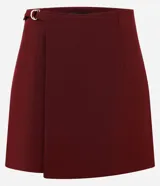 Short pollera de sastrería confeccionado en crepé, con diseño de frente traspasado, cintura alta estructurada y detalle de hebilla metálica lateral.