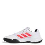 Championes de tenis Adidas Gamecourt 2.0, color blanco con detalles en rojo vibrante y suela negra. Presentan una parte superior de malla transpirable con refuerzos sintéticos, mediasuela de EVA para amortiguación y suela ADIWEAR para mayor durabilidad.