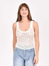 Musculosa tejida color blanco con diseño calado y apliques de lentejuelas.