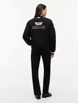 Campera estilo bomber de Tommy Hilfiger en colaboración con Cadillac Formula 1® Team, color negro. Cuenta con cuello tipo béisbol, cierre frontal de cremallera y ribetes tejidos a rayas rojas, blancas y azules en el cuello, puños y dobladillo. Presenta parches bordados del equipo en el pecho.