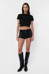 Remera blanca de jersey corte baby tee con cuello alto de ribb complemento. Estampa en delantero con la frase "30 million dolar babe" en color azul.