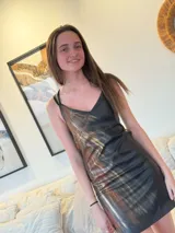 Minivestido negro con estampado geométrico en gris, escote en V, tirantes finos y espalda baja. Pintado a mano.