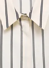 Camisa fluida de corte recto con diseño de rayas verticales, cuello camisero, manga larga y cierre frontal de botones.