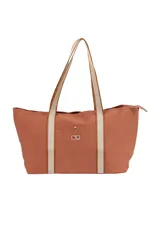 Bolso tote color ladrillo con asas de hombro de cinta gross beige y bolsillo frontal con botón a presión.
