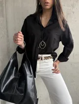 Camisa negra con bordados, de corte clásico y manga 3/4.