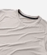 Remera deportiva de hombre en color rojo oscuro, con mangas cortas, cuello redondo y detalle de líneas negras en la manga. Confeccionada en poliéster con tecnología dry fit.