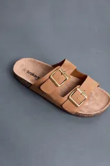 Sandalias Brokers Wear de color beige, con dos tiras ajustables con hebillas metálicas doradas y plantilla anatómica.