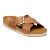 Sandalias Birkenstock modelo Siena Big Buckle, color cognac. Presentan un diseño de correas cruzadas en cuero con una hebilla grande metálica dorada ajustable. Poseen la clásica plantilla anatómica de corcho y látex con suela de goma antideslizante.