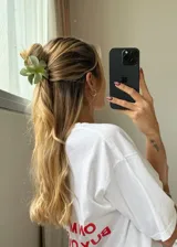 Pinza para el pelo con forma de flor verde.
