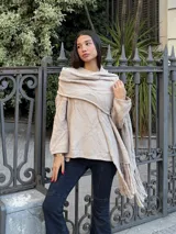 Bufanda tejida en color marrón con diseño de rombos en relieve y terminación con flecos en los extremos. Incluye una etiqueta de cuero sintético con la marca Diversa.