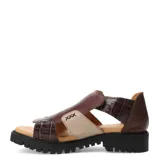 Sandalias de cuero combinadas en tonos marrón y beige, con diseño de recortes laterales y textura tipo cocodrilo. Presentan una suela track negra robusta y detalle de costuras decorativas en el lateral.