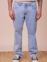 Pantalón de jean celeste de corte recto.