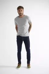Jean de corte skinny para hombre, con diseño de cinco bolsillos, pasacintos y cierre frontal. Confeccionado en denim de tono azul claro con acabado lavado.
