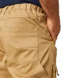 Pantalón cargo color beige de corte slim, con cintura elástica ajustable con cordón, bolsillos laterales tipo cargo con solapa, bolsillo trasero para herramientas y puños elásticos en los tobillos. Confeccionado en tejido ligero de mezcla de algodón y spandex.