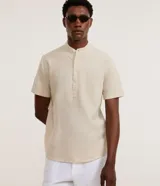 Camisa Marfinno de manga corta en color beige, confeccionada en mezcla de lino y algodón. Presenta cuello padre y cierre frontal parcial con botones.
