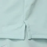 Remera Nike de hombre color salmón, de corte clásico y mangas cortas. Presenta el logo de la marca en el pecho.