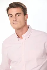 Camisa de vestir blanca, de corte clásico, con cuello abotonado y mangas largas.