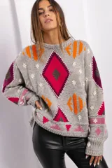 Sweater gris de punto con diseño geométrico y floral bordado, con detalles en fucsia, naranja y blanco, cuello redondo y mangas largas.