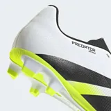 Championes de fútbol Adidas Predator Club FG/MG con exterior sintético de textura Strikeprint para mejor control de la pelota. Presentan un diseño en color blanco con las tres tiras características en negro y detalles en amarillo flúor en la puntera y suela multiterreno.