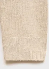 Cardigan de punto fino en color beige, con diseño abierto sin cierre, cuello en pico y manga larga.