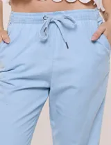 Pantalón de algodón color beige de corte recto, con pretina elastizada, cordón de ajuste y bolsillos laterales.