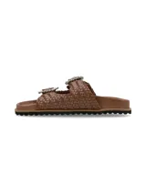 Sandalias planas marrones de cuero entrelazado, con dos tiras ajustables con hebillas grandes decoradas con pedrería brillante y suela de EVA con base dentada negra.