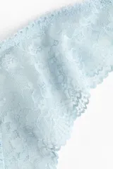 Pack de dos bombachas tipo Brazilian de tiro bajo, confeccionadas completamente en encaje celeste con detalles de pequeños lazos decorativos al frente.