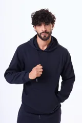 Buzo tipo canguro de felpa color negro, con capucha, cordones ajustables y bolsillo frontal tipo canguro.