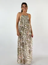 Vestido largo con estampado animal print en tonos marrón, blanco y verde. Tiene breteles finos y escote recto con fruncido.