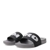 Chanclas tipo slide de la marca Umbro, con banda ancha negra y logo en relieve color blanco. Presenta una base de color gris con textura antideslizante.