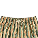 Short de baño con diseño de ondas verticales en tonos naranja, verde y beige. Cuenta con cintura elástica, dos bolsillos laterales y un bolsillo trasero con cierre.
