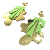 Aros colgantes con forma abstracta, en color verde manzana y dorado espejado.