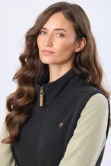 Chaleco de polar negro con cuello alto y cierre frontal completo. Presenta un pequeño logo bordado en el pecho y bolsillos laterales con cierre.