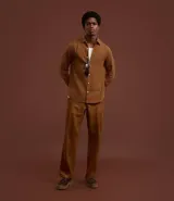 Camisa de hombre, manga larga, color beige claro, con cuello inglés y textura grid.