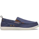 Mocasines Crocs Walu Syn de lona azul marino, con suela blanca y detalles en marrón.
