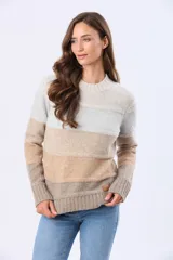 Buzo tejido de punto con diseño de rayas horizontales en tonos gris, rosa, malva y beige. Presenta cuello redondo, mangas largas y puños acanalados, con una pequeña etiqueta de cuero sintético en el ruedo.