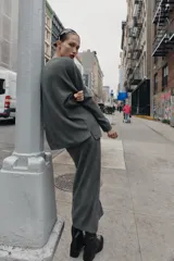 Jersey de punto liso con cuello redondo y manga larga, confeccionado en un tejido de tacto suave.