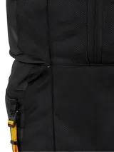 Mochila negra Caterpillar modelo Utility X Backpack, con compartimento principal, bolsillo acolchado para notebook, bolsillos interiores organizadores y detalles en color amarillo en las correas frontales.