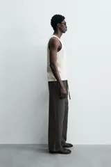 Camiseta sin mangas (tank top) de corte relajado (relaxed fit) con cuello redondo y sisa, confeccionada en tejido con algodón.