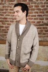 Cardigan marrón tejido con cuello smoking, cierre con botón y bolsillos delanteros.