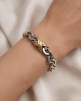 Pulsera de eslabones de plata 925 con diseño trenzado y detalles entrelazados en lámina de oro de 18k en el centro.