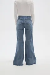 Pantalon de jean estilo oxford con tiro alto y ruedo deshilachado.