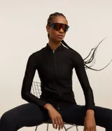 Campera deportiva Get Over en microfibra con textura, color negro, cuello tipo mao, cierre frontal con cremallera y bolsillos. Cuenta con mangas largas con abertura para el dedo en los puños.