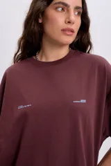 Remera oversize color bordó con estampa tipográfica en celeste en la parte trasera.