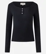 Blusa de pijama manga larga color negro, confeccionada en tejido acanalado de poliéster y elastano, con cuello redondo y cierre parcial de tres botones en el centro.