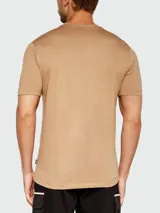 Remera de algodón de corte regular, color gris oscuro, con cuello redondo y logo de la marca bordado discretamente en el pecho.
