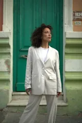 Blazer sastrero de lino con lurex, color beige, de corte recto y fit relajado, con hombreras y botones de nácar.