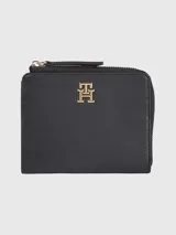 Billetera Tommy Hilfiger negra con cierre de cremallera y logo dorado en el frente.